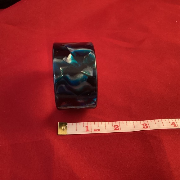 Vintage blue plastic (lucite?) cuff bracelet made in France - Picture 6 of 6